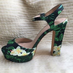 Venus Platform Tropical Heeled Sandal Size 6.5 New